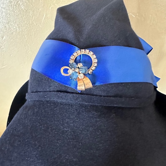 CLASSIC 1930s' NAVY CLOCHE WITH ROYAL BLUE BAND/BOW + JEWEL BROOCH - Picture 4 of 15